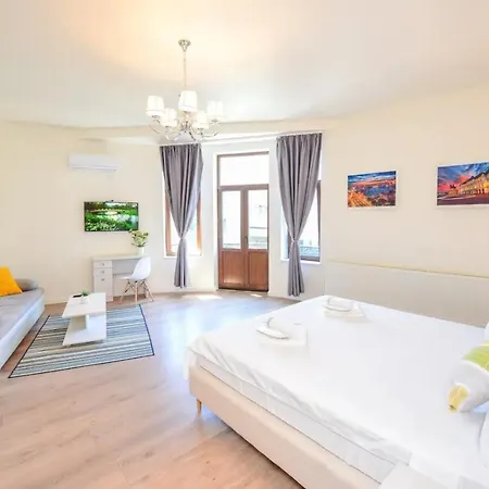 Apartment Spacious Deluxe Old Town-free Parking