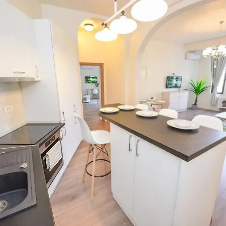 Apartment Spacious Deluxe Old Town-free Parking